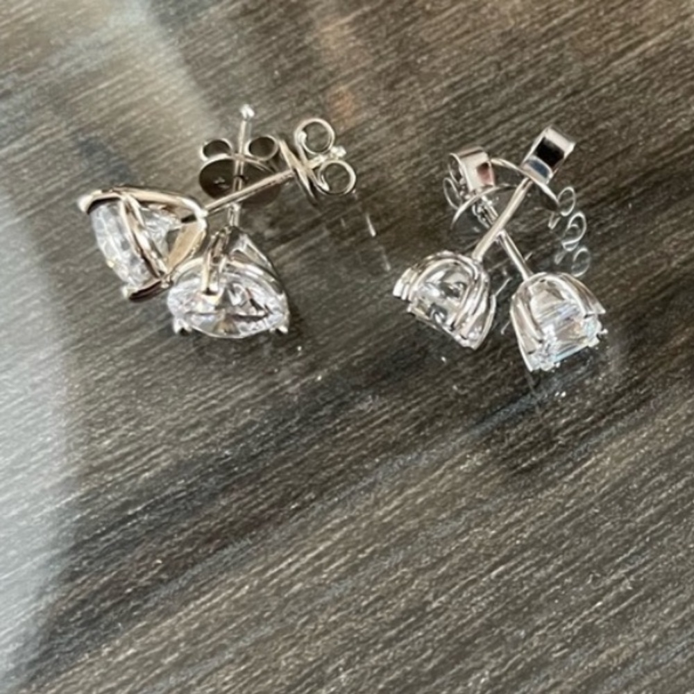 Two pairs of white gold Diamond nexus studs